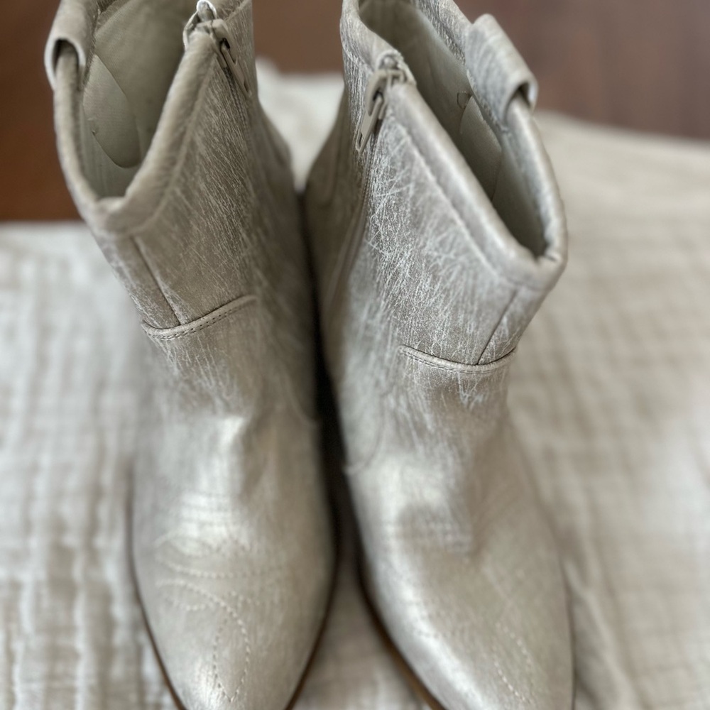 Dirty Laundry Golden Cowgirl boots